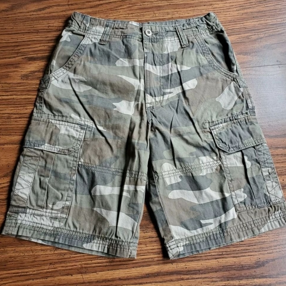 NWOT- Plugg Camouflage Utility Cargo Shorts